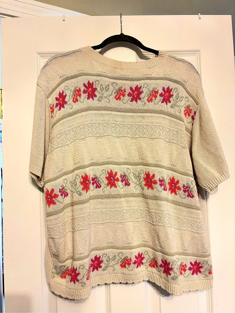 Floral Short Sleeve Knit Top in Beige & Red